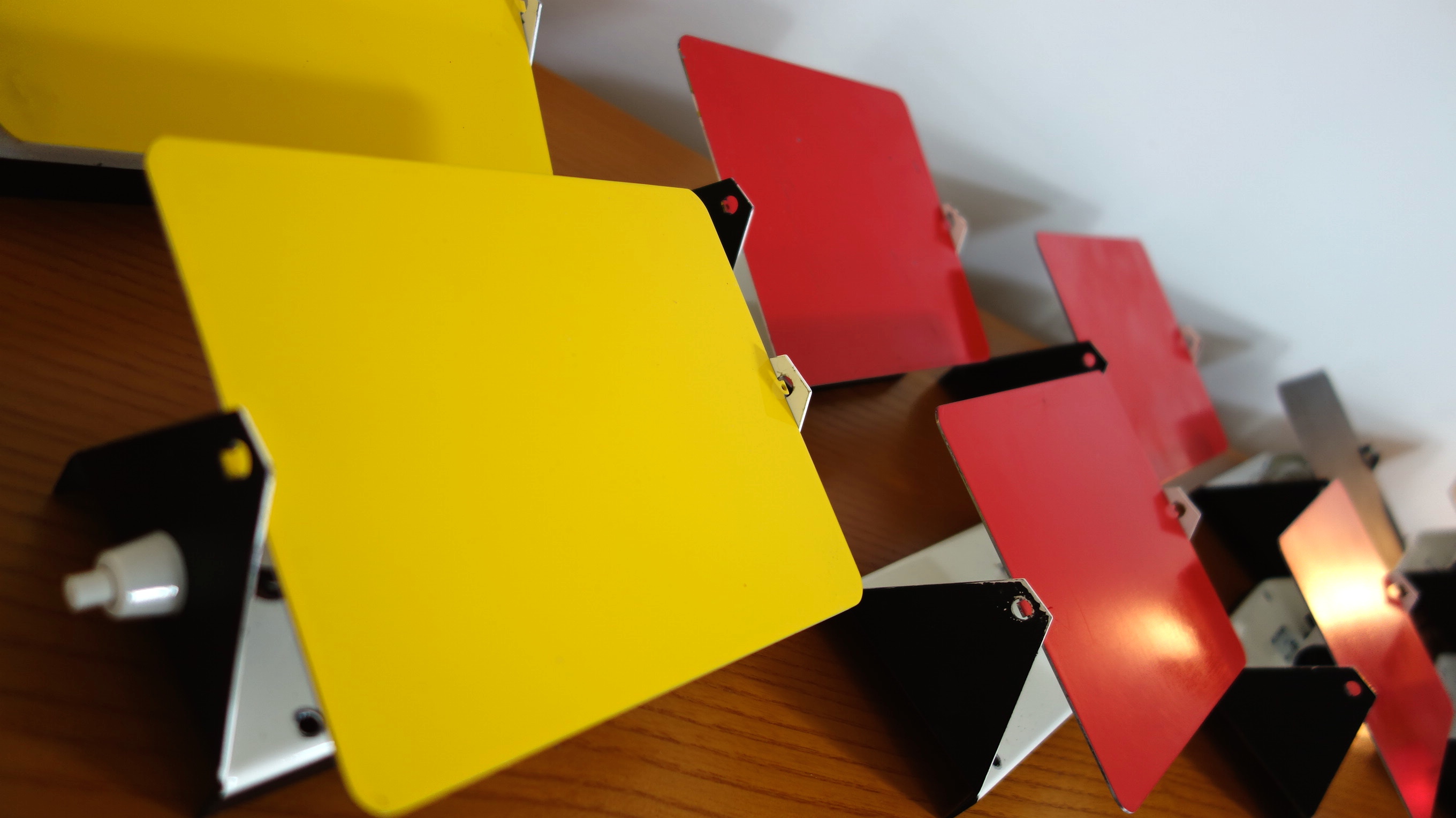 Charlotte PERRIAND (1903-1999) Ensemble de 6 appliques « CP1″ – 1962 Réflecteurs en métal laqué émaillé rouge, jaune et noir; base en métal blanc. Provenance station des Arcs, étiquette SCE, circa 1970. Ht: 12,5cm, l: 17cm p: 7cm
