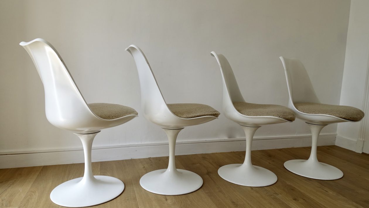 EERO SAARINEN (1910-1961) Chaises Tulip. KNOLL Edition. Suite de quatre chaises pivotantes. Pieds en fonte d’aluminium laqué blanc, coque en résine blanche et coussin en tissu chiné beige Edition des années 1970