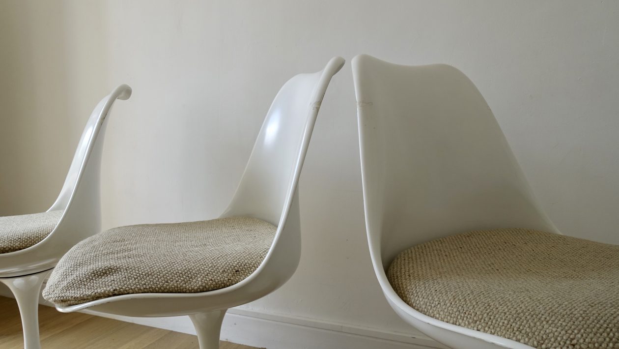 EERO SAARINEN (1910-1961) Chaises Tulip. KNOLL Edition. Suite de quatre chaises pivotantes. Pieds en fonte d’aluminium laqué blanc, coque en résine blanche et coussin en tissu chiné beige Edition des années 1970