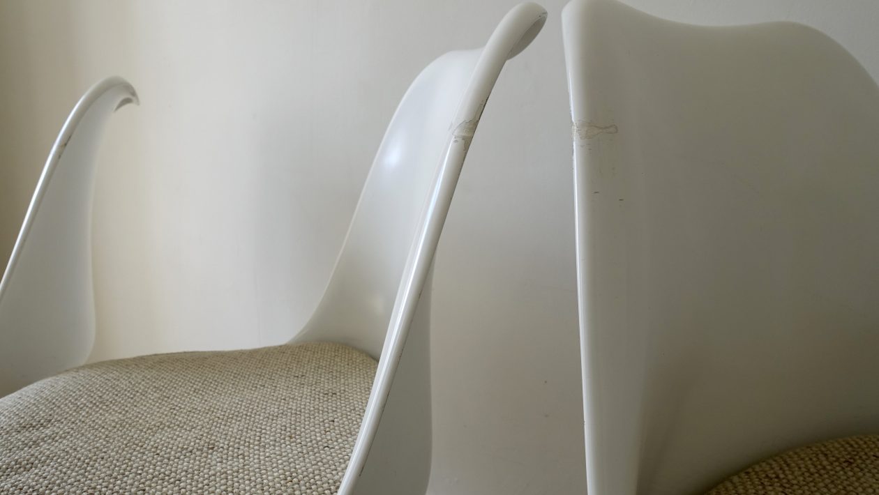 EERO SAARINEN (1910-1961) Chaises Tulip. KNOLL Edition. Suite de quatre chaises pivotantes. Pieds en fonte d’aluminium laqué blanc, coque en résine blanche et coussin en tissu chiné beige Edition des années 1970