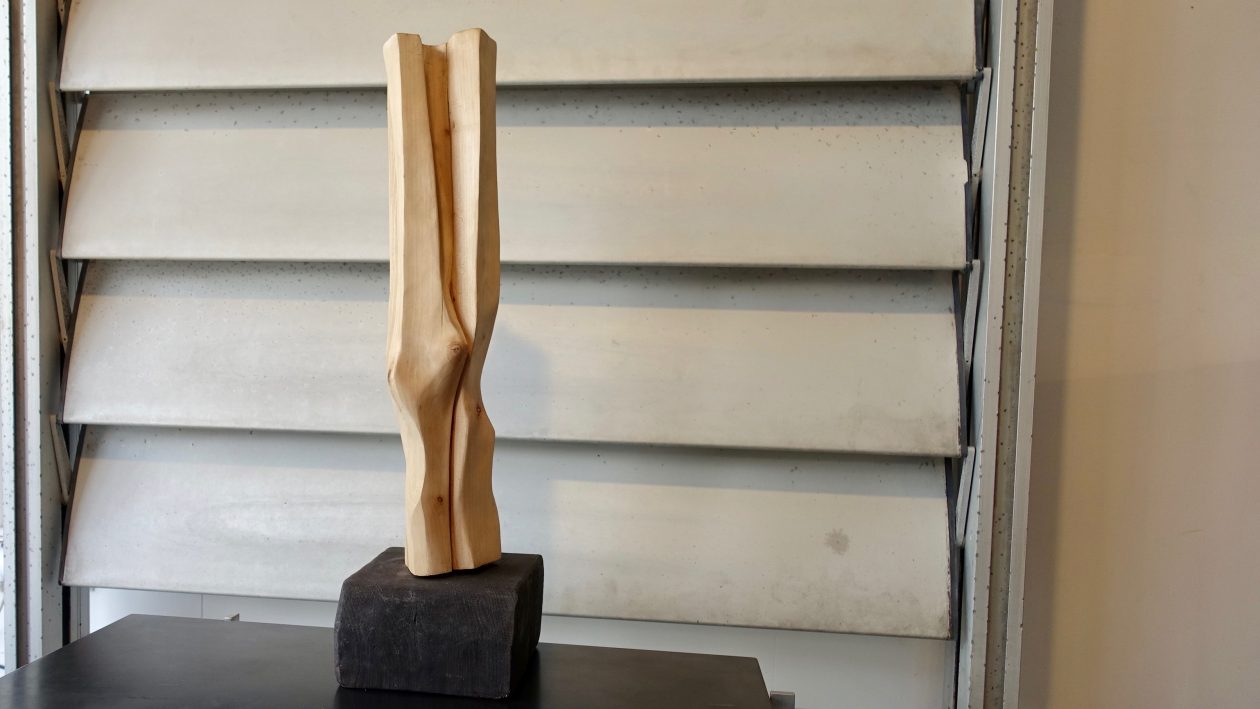 Sculpture en bois brut de Marc Lerude. H: 58cm x l: 14cm (bois)Sculpture en bois brut de Marc Lerude. H: 58cm x l: 14cm (bois)