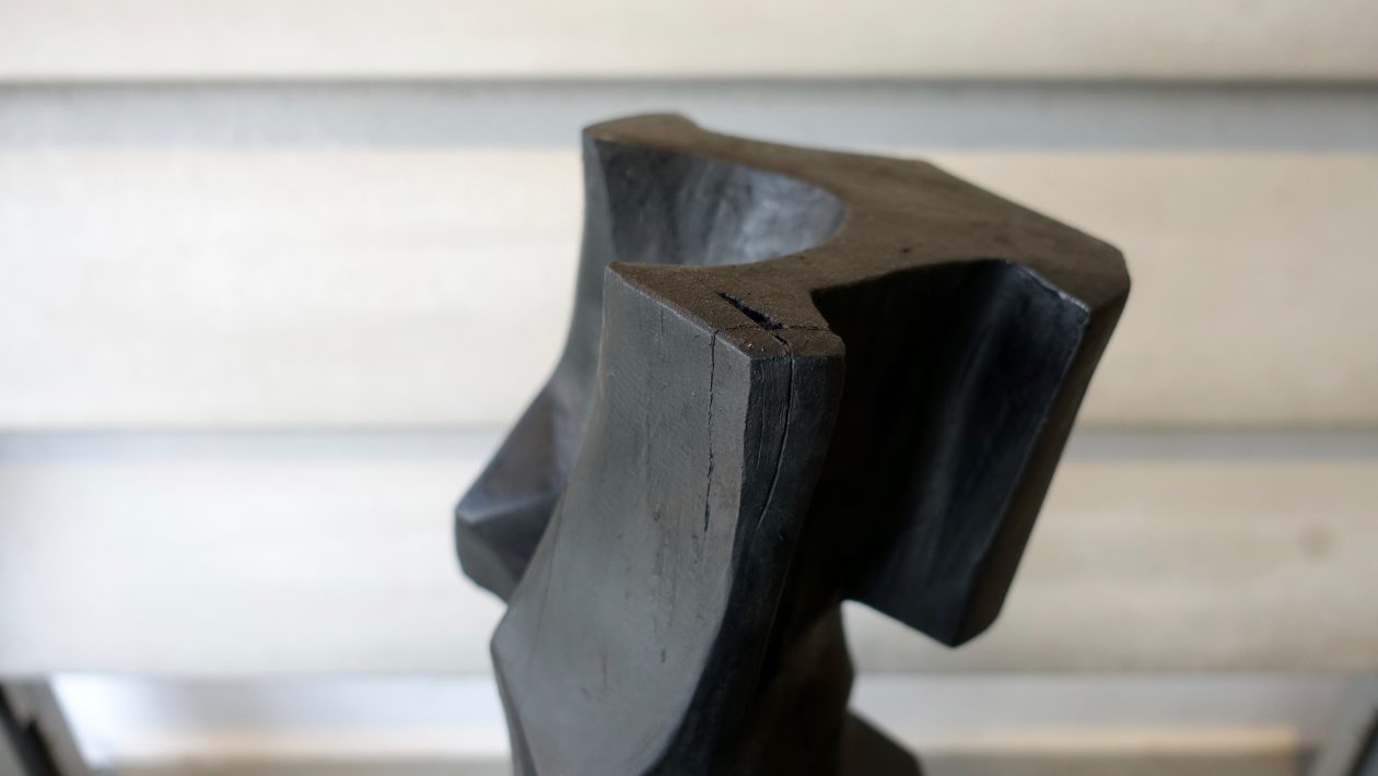 Sculpture en bois teinté de Marc Lerude. H: 50cm x l: 20cm (pierre)