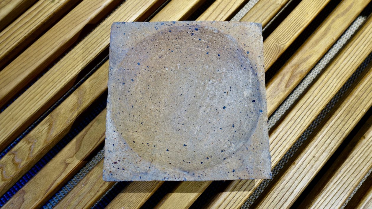 Différentes céramiques murales en grès émaillés et non émaillés. Tons bleus et blancs. Pierre Digan, La Borne. 1960. 21,5cm x 21,5cm ép: 7,5cm