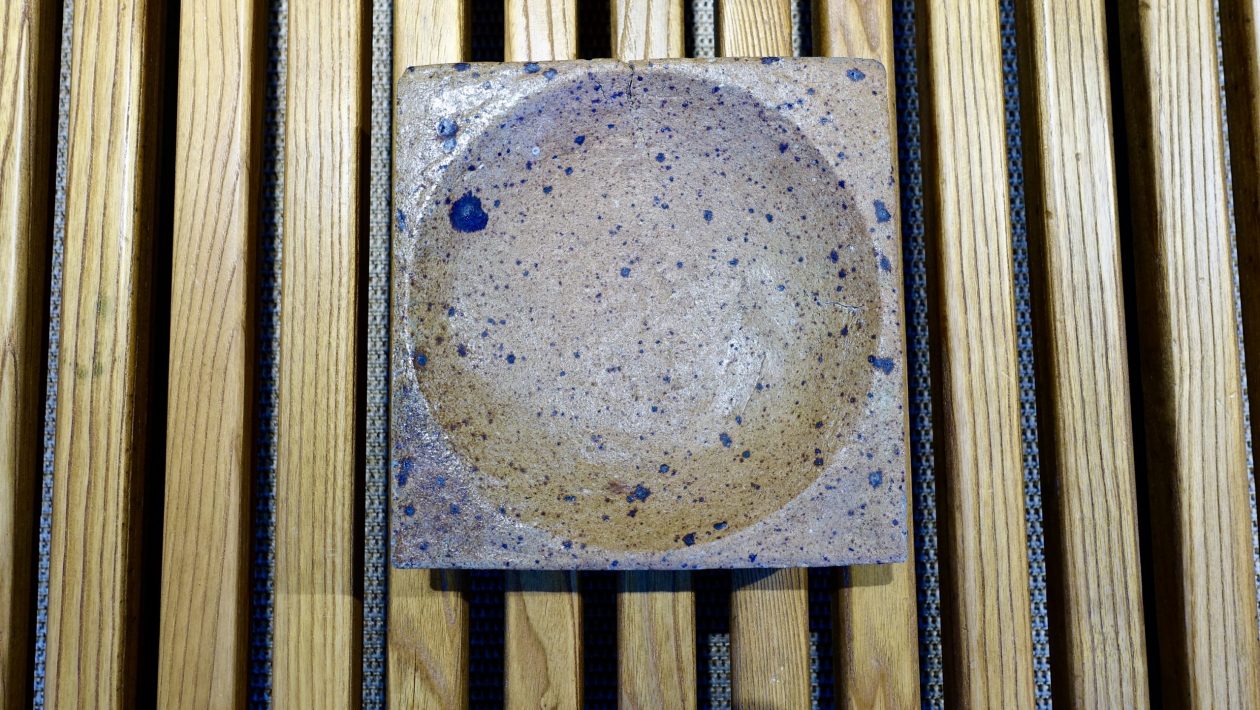 Différentes céramiques murales en grès émaillés et non émaillés. Tons bleus et blancs. Pierre Digan, La Borne. 1960. 21,5cm x 21,5cm ép: 7,5cm