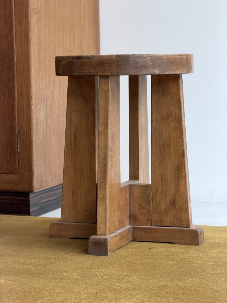 Tabouret moderniste