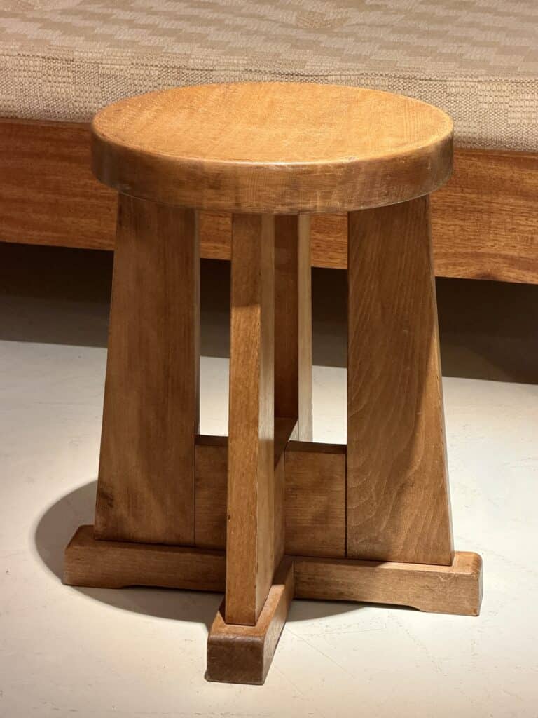 Tabouret moderniste