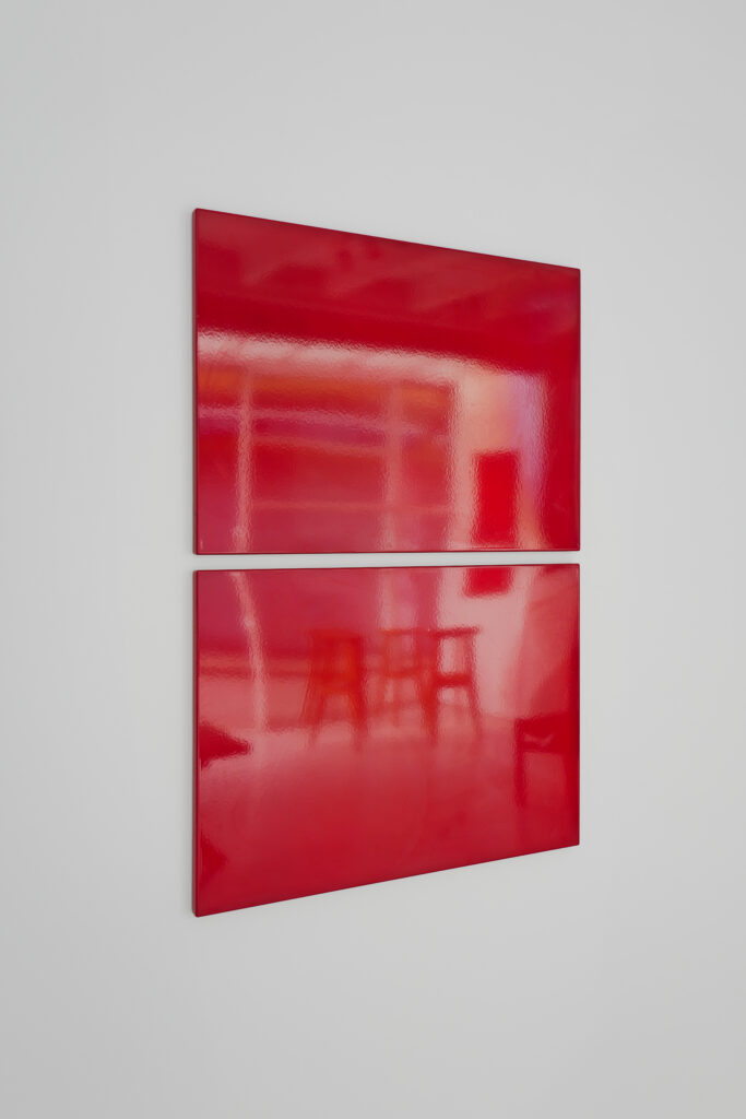 Plaque émaillée rouge, 1968.