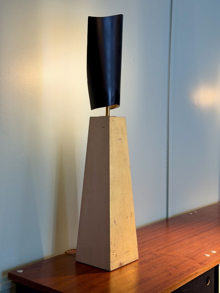 A pair of table lamps.